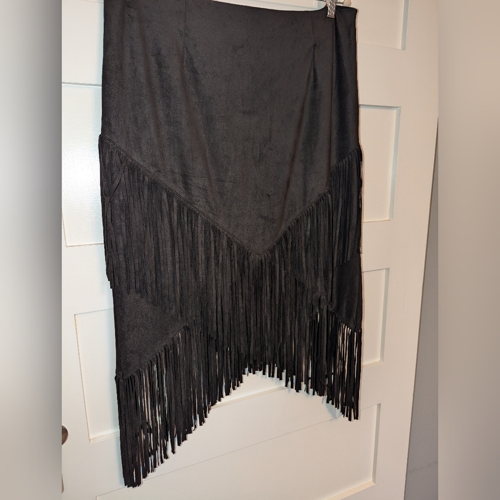 Chicos high-low fringe skirt with zipper back. Chico's size 2.5 or size 14 - Picture 2 of 6